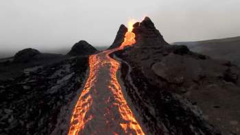 Khoảnh khắc ngoạn mục về núi lửa phun trào nhìn từ ngoài Trái Đất