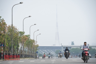 Môi trường - Hà Nội: Không khí ô nhiễm nghiêm trọng, bụi mịn trắng xóa giữa mùa hè (Hình 2).
