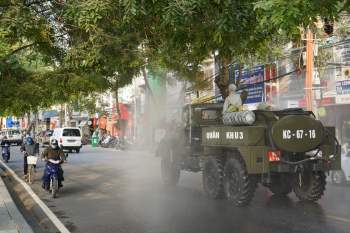 Quân khu 3 sử dụng xe chuyên dụng đồng loạt khử khuẩn tại Quảng Ninh, Hải Phòng - Ảnh 4.