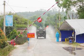 Quân khu 3 sử dụng xe chuyên dụng đồng loạt khử khuẩn tại Quảng Ninh, Hải Phòng - Ảnh 1.