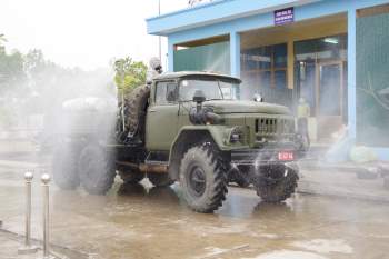Quân khu 3 sử dụng xe chuyên dụng đồng loạt khử khuẩn tại Quảng Ninh, Hải Phòng - Ảnh 3.