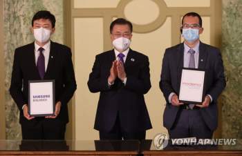Mỹ, Hàn Quốc ký thỏa thuận sản xuất vắc xin Moderna - Ảnh 1.
