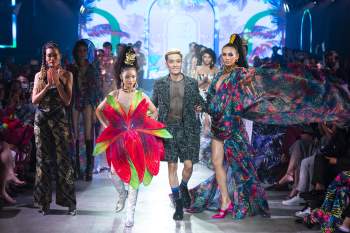 Mẫu nhí Bảo Hà trình diễn với trăn khổng lồ, Á hậu Thúy Vân vừa sinh xong đã diện ngay crop top táo bạo thách thức sàn catwalk của Fashion Festival - Ảnh 1.