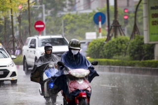 Clip, ảnh: Cơn mưa vàng giải nhiệt tại Hà Nội sau chuỗi ngày nắng nóng kinh hoàng - Ảnh 6.