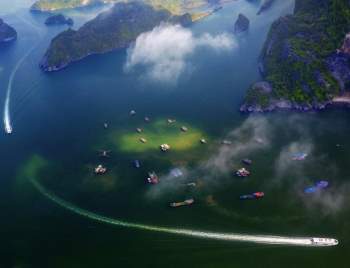 Cùng vịnh Nha Tranh ở Khánh Hòa và Lăng Cô ở Thừa Thiên Huế, năm 2003, vịnh Hạ Long được Câu lạc bộ những vịnh đẹp nhất thế giới chọn là một trong số 29 vịnh biển đẹp nhất thế giới. Ảnh: Nguyễn Tuấn.