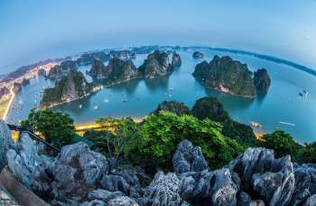 Theo Cổng thông tin điện tử Quảng Ninh, Hạ Long là vịnh biển có nhiều đảo nhất ở Việt Nam. Nơi đây có khoảng 1.969 hòn đảo lớn, nhỏ, trong đó 989 đảo có tên và 980 đảo chưa được đặt tên. Về diện tích, Hạ Long là vịnh nhỏ thuộc vịnh Bắc Bộ, giới hạn diện tích khoảng 1.553 km2, trong đó vùng lõi của vịnh có diện tích 335 km2. Ảnh: Du lịch Hạ Long.