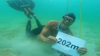 Kỳ tích giữa đời thực, bơi 202 mét chỉ lấy hơi 1 lần duy nhất