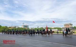 Tin nhanh - Lần đầu tiên cảnh sát cơ động Kỵ binh Việt Nam diễu hành tại Hà Nội (Hình 5).