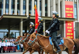 Tin nhanh - Lần đầu tiên cảnh sát cơ động Kỵ binh Việt Nam diễu hành tại Hà Nội (Hình 8).