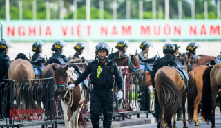Tin nhanh - Lần đầu tiên cảnh sát cơ động Kỵ binh Việt Nam diễu hành tại Hà Nội