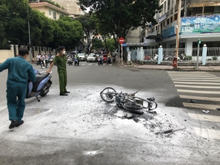 Hai gã đàn ông nghi cướp giật bị truy đuổi, xe máy xòe ra đường rồi bốc cháy trơ khung ở Sài Gòn - Ảnh 2.