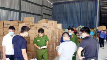 Tạm giữ 97 xe tải “vô chủ” chở hàng từ Trung Quốc vào Việt Nam - Ảnh 1.