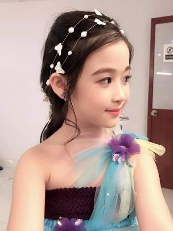 Chụp ảnh với loạt nàng hậu tại Hoa hậu Việt Nam 2020, Bảo Ngọc khiến khán giả bất ngờ với ngoại hình trưởng thành và gương mặt đầy thần thái - Ảnh 4.