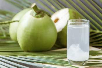Uống nước dừa mùa hè rất mát nhưng lạm dụng có tốt không? - Ảnh 2.