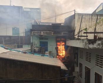 Hiện trường đám cháy tại đường Nguyễn Thị Minh Khai, TP Quy Nhơn. Ảnh: TL.