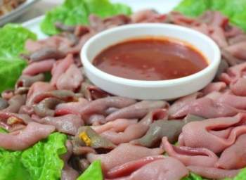 Cá D**ng v*t (gaebul) là món hải sản sống khó nuốt thu hút thực khách đến Hàn Quốc. Động vật thân mềm có vẻ ngoài kỳ dị, được cắt lát mỏng, thưởng thức khi còn sống và ngọ nguậy trên đĩa. Gaebul thường dùng kèm với sốt chogochujang hoặc kim chi. Loại hải sản này có sẵn quanh năm nhưng đạt mùi vị ngon nhất vào khoảng tháng 10. Ảnh: Bburi Kitchen.