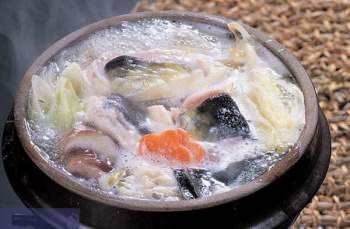 Súp cá nóc (bokjili) là món ăn được chế biến từ sinh vật biển chứa chất độc gây ch*t người. Đây là một trong những món ăn kinh dị của Hàn Quốc, được yêu thích ở các nhà hàng cao cấp. Các đầu bếp phải học nghề ít nhất 3 năm mới được phép chế biến món ăn tiềm ẩn nguy hiểm này. Ảnh: Koreaboo.