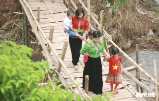 Thầy cô và người dân làm cầu tre tạm để trẻ đi khai giảng ở rốn lũ Nậm Nhừ - Ảnh 3.