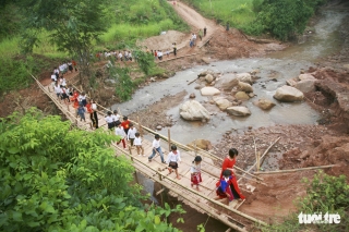 Thầy cô và người dân làm cầu tre tạm để trẻ đi khai giảng ở rốn lũ Nậm Nhừ - Ảnh 1.