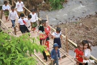 Thầy cô và người dân làm cầu tre tạm để trẻ đi khai giảng ở rốn lũ Nậm Nhừ - Ảnh 2.