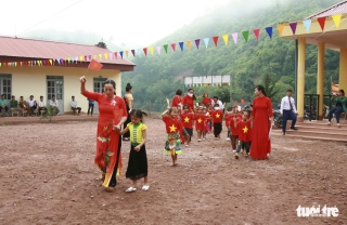 Thầy cô và người dân làm cầu tre tạm để trẻ đi khai giảng ở rốn lũ Nậm Nhừ - Ảnh 4.