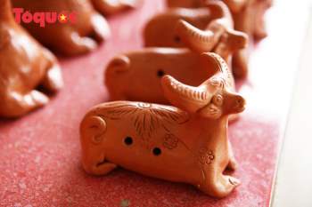 Tết Tân Sửu, về làng gốm hơn 500 tuổi xem nghệ nhân nặn tượng trâu đất - Ảnh 11.