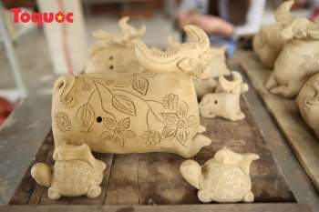 Tết Tân Sửu, về làng gốm hơn 500 tuổi xem nghệ nhân nặn tượng trâu đất - Ảnh 9.