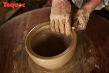 Tết Tân Sửu, về làng gốm hơn 500 tuổi xem nghệ nhân nặn tượng trâu đất - Ảnh 3.