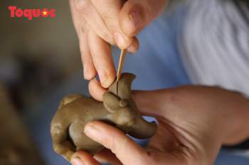 Tết Tân Sửu, về làng gốm hơn 500 tuổi xem nghệ nhân nặn tượng trâu đất - Ảnh 8.