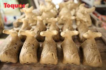 Tết Tân Sửu, về làng gốm hơn 500 tuổi xem nghệ nhân nặn tượng trâu đất - Ảnh 10.