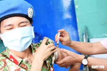 Chiến sĩ mũ nồi xanh được tiêm vắc xin COVID-19 - Ảnh 4.