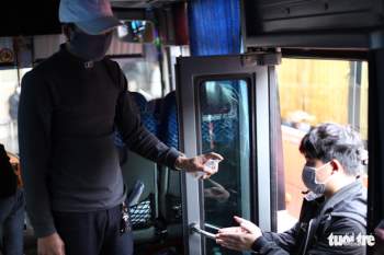 Hành khách Hà Nội phải đeo khẩu trang, đo thân nhiệt, khai báo y tế khi lên xe - Ảnh 6.