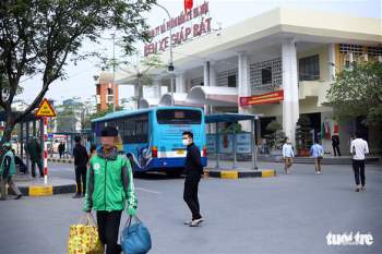Hành khách Hà Nội phải đeo khẩu trang, đo thân nhiệt, khai báo y tế khi lên xe - Ảnh 2.