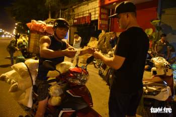 Chợ côn trùng bán châu chấu, cào cào, dế... trong 2 giờ mỗi sáng Sài Gòn - Ảnh 7.