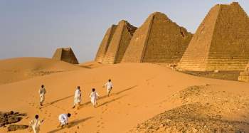 Dù Ai Cập nổi tiếng với kim tự tháp, Sudan mới là quốc gia sở hữu nhiều công trình này hơn. Theo thống kê, Sudan có 220 kim tự tháp, nhiều nhất thế giới. Đây cũng là yếu tố thu hút khách du lịch đến đất nước này. Ảnh: Dally.