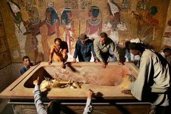 Theo nhiều giả thuyết, lời nguyền dành cho những kẻ dám xâm phạm nơi an nghỉ của pharaoh. Người dính lời nguyền có thể bị bệnh tật, xui xẻo, thậm chí là Ch?t. Thực tế, nhiều thành viên trong đoàn khảo cổ mộ pharaoh Tutankhamun đã liên tiếp qua đời vì nhiều lý do. Ảnh: BBC.