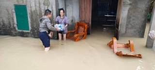 Quê nhà mênh mông biển nước: 'Người hùng Nghệ An', người Quảng Bình quay ra giúp bà con - ảnh 4