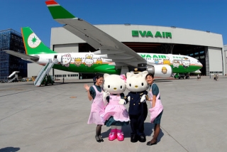 Máy bay chủ đề Hello Kitty chính thức cất cánh trong Ngày của Cha, có điều hành khách sẽ… không đi đến đâu cả - Ảnh 1.