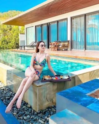 MC Mai Ngọc gợi cảm trong thiết kế bikini họa tiết nhiệt đới tôn lên hình thể nuột nà của cô