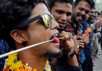 Màn xỏ khuyên sắt ngang cơ thể ghê rợn trong lễ hội Ấn Độ