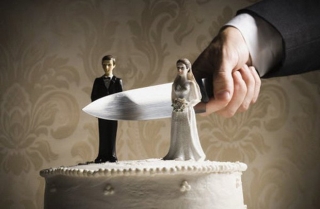 Góc sống gấp: Vừa kết hôn 15 phút, người đàn ông đòi ly hôn luôn vì không hài lòng với bố vợ - Ảnh 1.