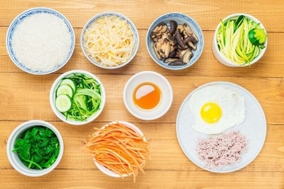Mát trời làm món cơm trộn kiểu Hàn Quốc, đơn giản lại ngon miệng - Ảnh 1