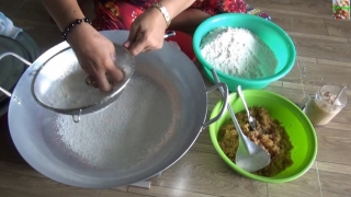 Đoạn clip người phụ nữ làm bánh với thao tác cực lạ đang “gây bão” TikTok, hoá ra là đặc sản nổi tiếng của đồng bào Khmer Nam Bộ - Ảnh 5.