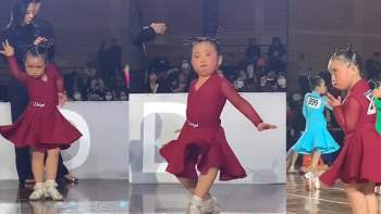 Bé gái 6 tuổi khiêu vũ Latin 