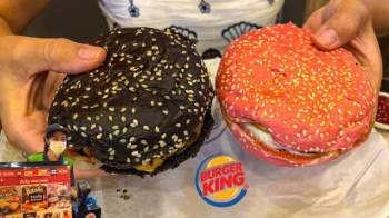 Hồng đen trong bánh mì bạn đó: Burger King ra mắt phiên bản black & pink burger nhân dịp Valentine - Ảnh 1.