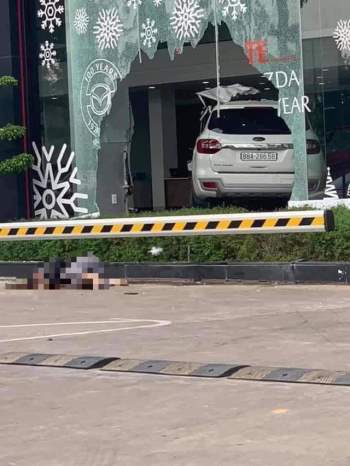 Nữ tài xế lái ô tô đâm vào showroom Mazda Phú Thọ khiến một người nguy kịch - Ảnh 3.