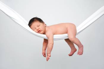 Mẹ phải làm sao khi trẻ sơ sinh khó ngủ vào ban ngày?