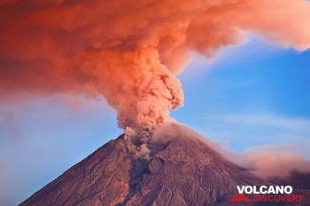 Núi lửa Merapi của Indonesia phun khí nóng, 500 người phải sơ tán -0