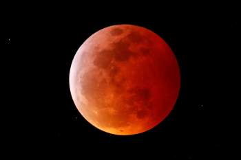 Tối nay sẽ diễn ra nguyệt thực toàn phần - Siêu trăng máu - Ảnh 2.