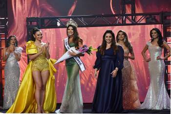 Diện bodysuit, Miss Universe 2018 - Mèo xám Catriona Gray bị chê chân to như cột đình Ảnh 4